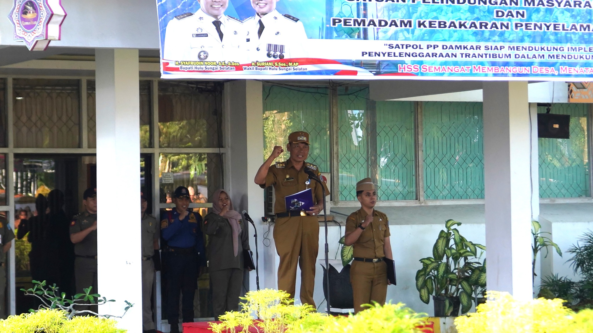 WAKIL BUPATI HSS PIMPIN APEL GABUNGAN, PERINGATAN HUT SATPOL PP, SATLINMAS, DAN DAMKAR