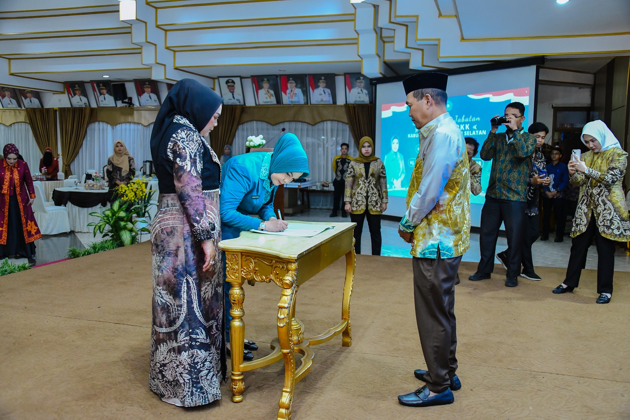 HADIRI SERTIJAB KETUA TP PKK PERIODE 2025-2030, BUPATI HSS AKAN SELALU SIAP MENERIMA SARAN DAN MASUKAN UNTUK KEMAJUAN DEAERAH TERCINTA