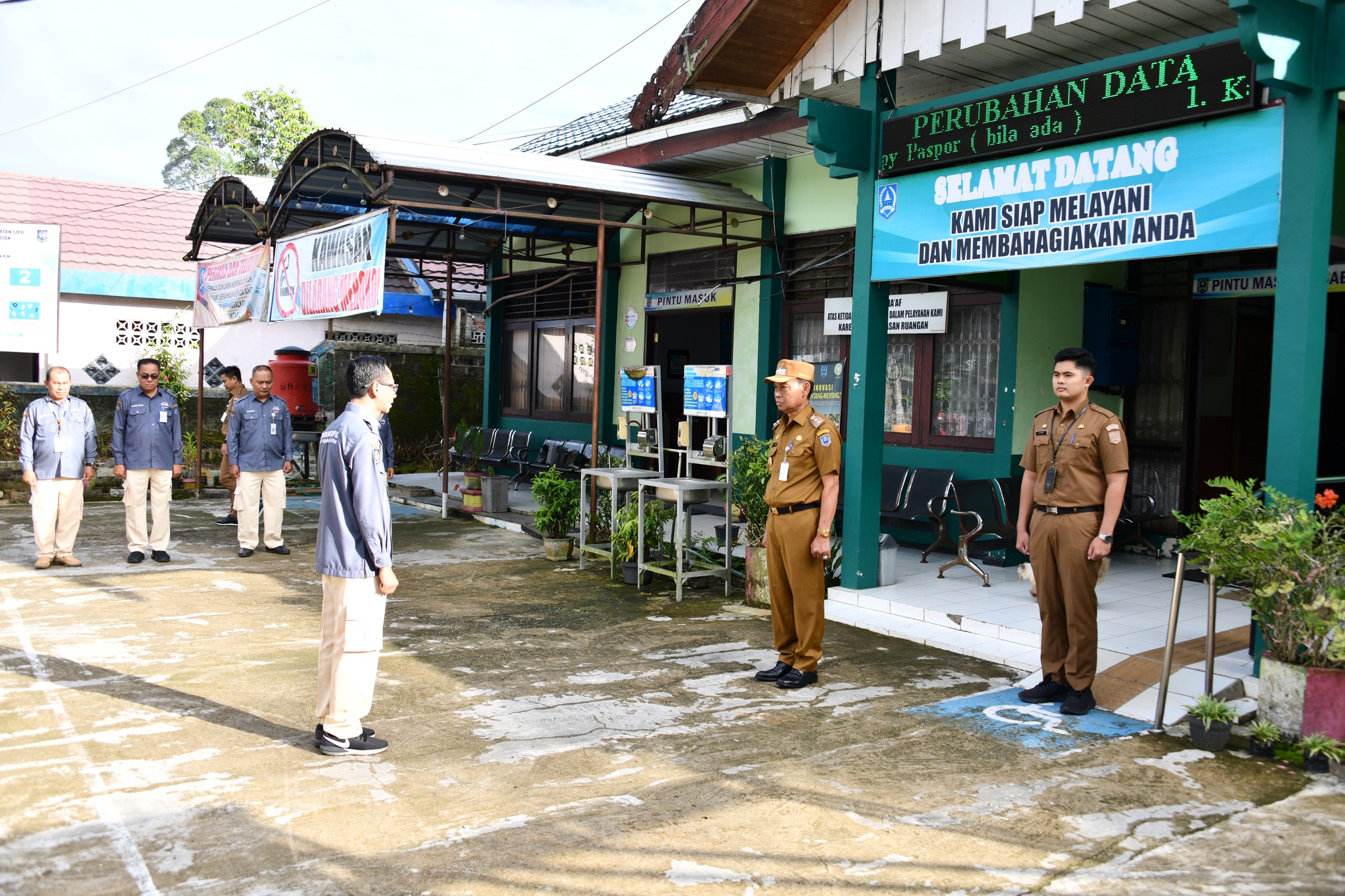 PIMPIN APEL PAGI DINAS DUKCAPIL, WABUP HSS BERIKAN SEMANGAT PELAYANAN KEPENDUDUKAN