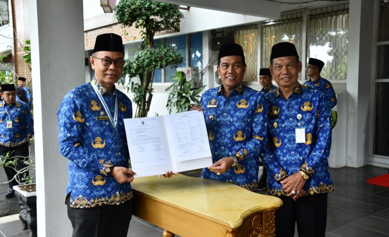 BOYONG PRESTASI UNTUK BUMI RAKAT MUFAKAT, BUPATI HSS SERAHKAN PIAGAM PENGHARGAAN DAN SERTIFIKAT TINGKAT NASIONAL