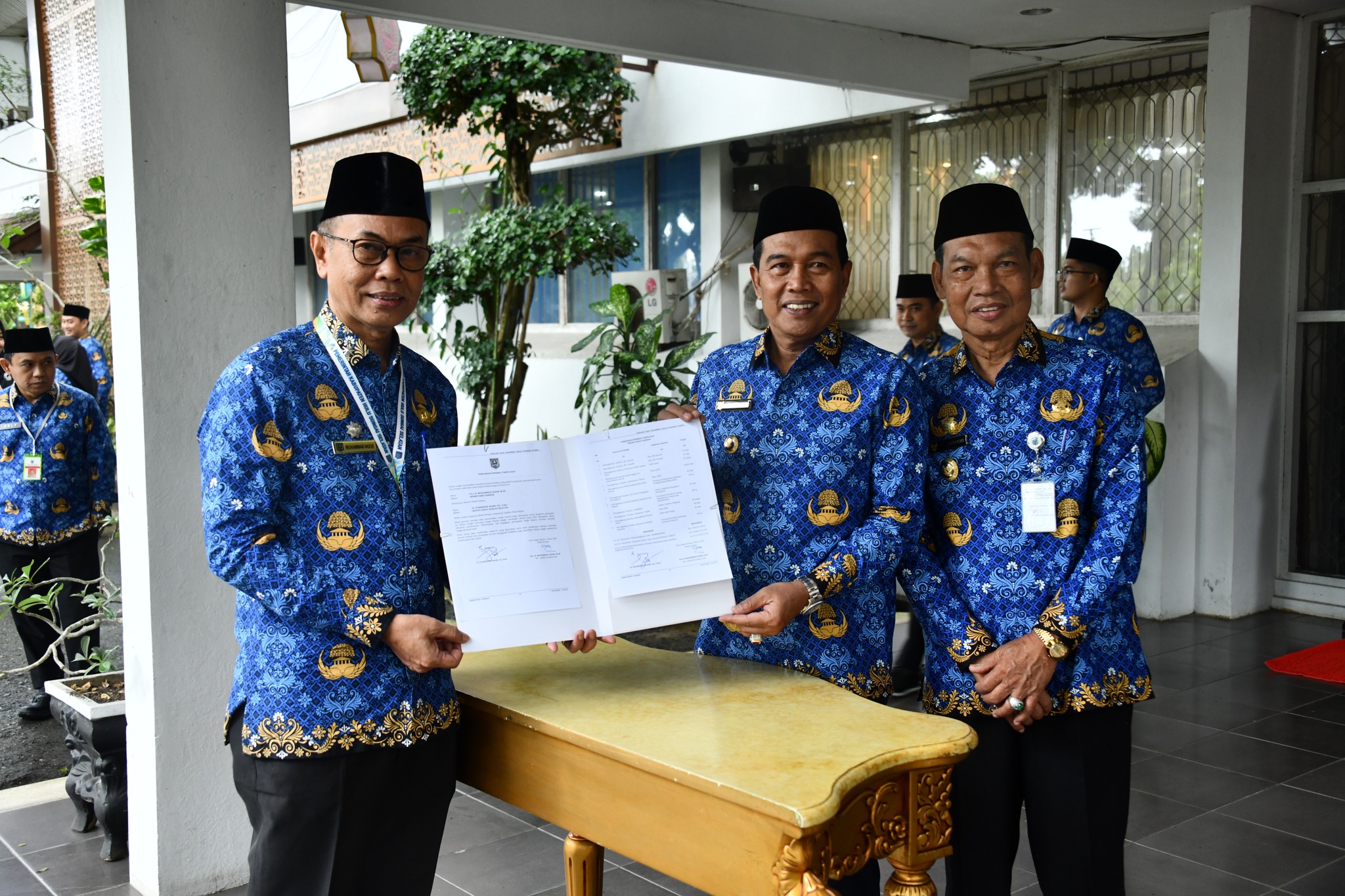 BOYONG PRESTASI UNTUK BUMI RAKAT MUFAKAT, BUPATI HSS SERAHKAN PIAGAM PENGHARGAAN DAN SERTIFIKAT TINGKAT NASIONAL