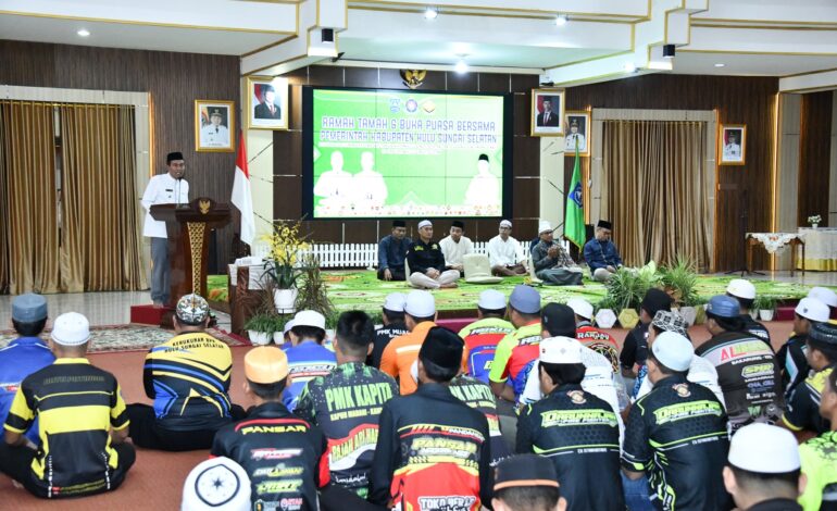 BUPATI HSS APRESIASI PERAN PEMADAM KEBAKARAN DAN RELAWAN DI ACARA BUKA PUASA BERSAMA