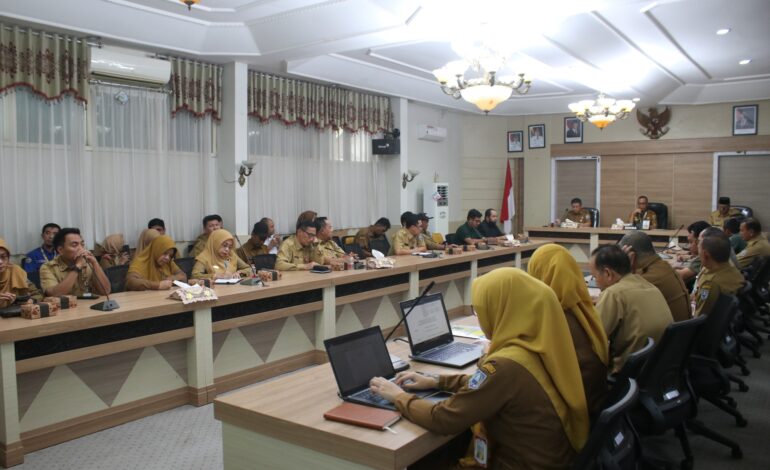 SEKDA HSS PIMPIN RAPAT PERSIAPAN PELAKSANAAN RANGKAIAN KEGIATAN SAMBUT HUT RI KE-80 TAHUN 2025