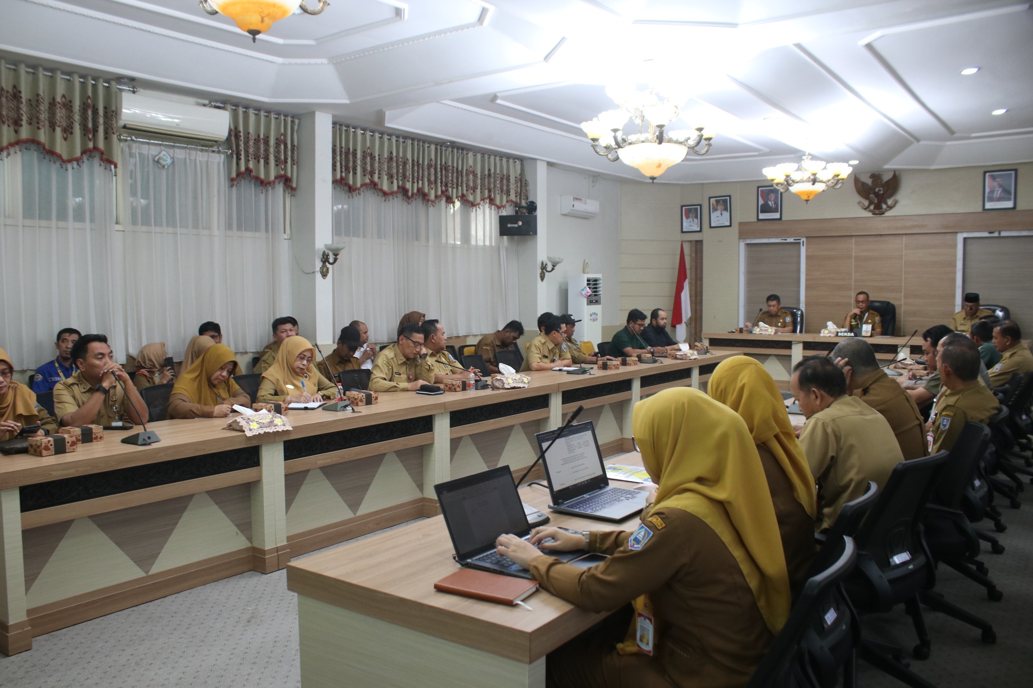 SEKDA HSS PIMPIN RAPAT PERSIAPAN PELAKSANAAN RANGKAIAN KEGIATAN SAMBUT HUT RI KE-80 TAHUN 2025