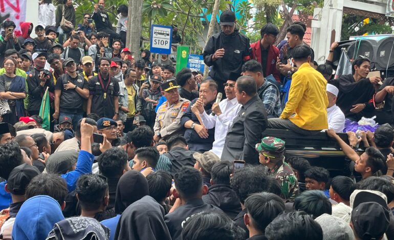 Demo Ribuan Massa Berakhir Aman, Tuntutan Aliansi Kalsel Melawan Disetujui Ketua DPRD