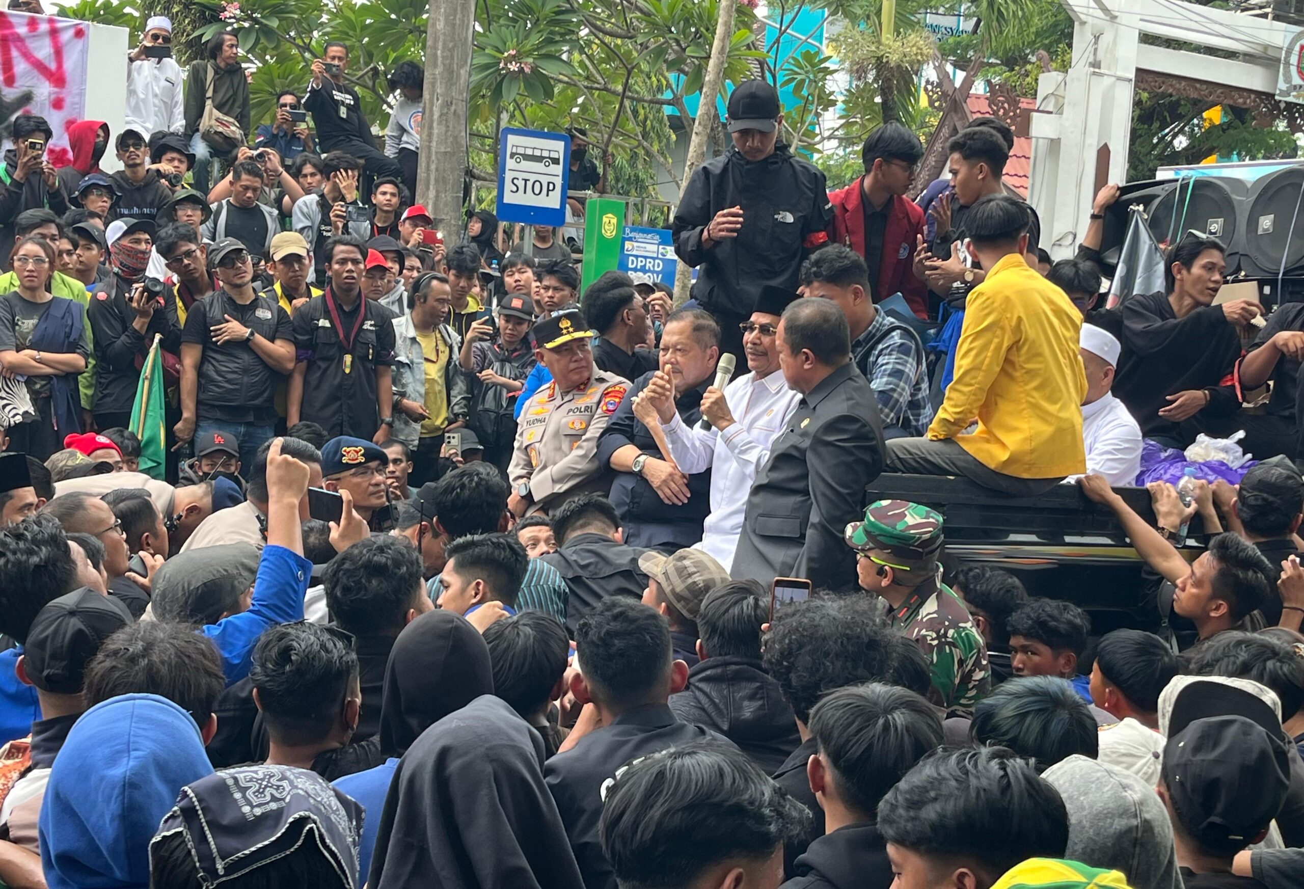 Demo Ribuan Massa Berakhir Aman, Tuntutan Aliansi Kalsel Melawan Disetujui Ketua DPRD