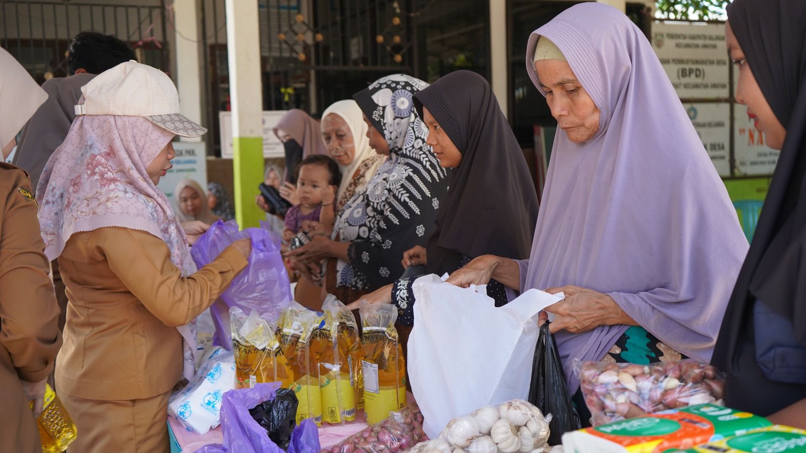 Disperindag Balangan Gelar Pasar Murah ke-71 di Desa Piyait, Bantu Kendalikan Inflasi dan Ringankan Beban Warga