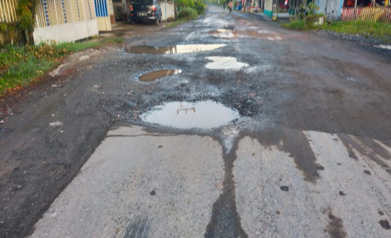 Warga Ulu Benteng Keluhkan Jalan Protokol Rusak Parah, Dinas PUPR Batola Segera Menanganinya.