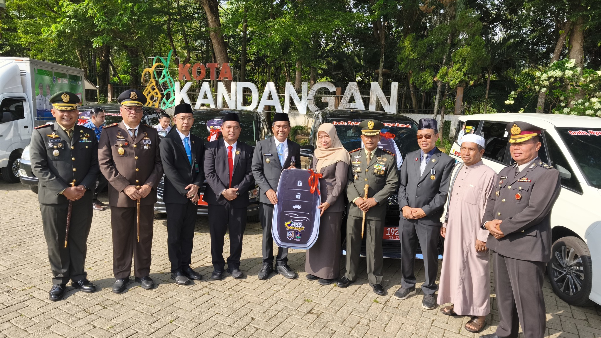 Bunda PAUD HSS Hibahkan Mobil Dinas Pribadi untuk Ambulans Anak