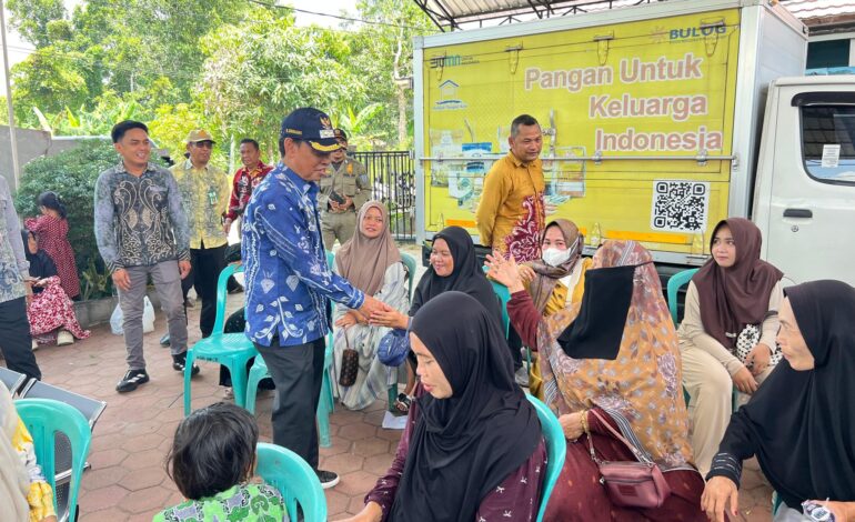 Wabup HSS Tinjau Pasar Pangan Murah di Desa Pakan Dalam
