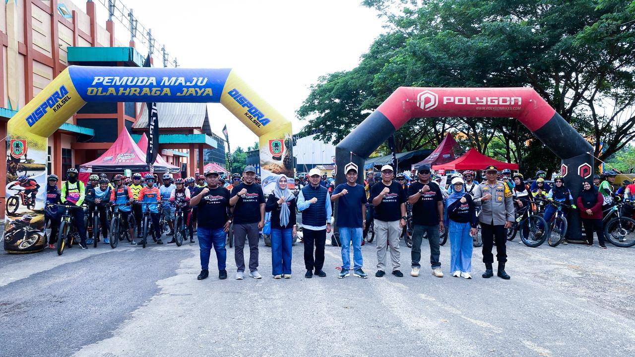 Semarak Hari Sumpah Pemuda ke-97, Bupati HSS Lepas Ratusan Goweser dalam MTB Rendezvous Gunung Layang-Layang