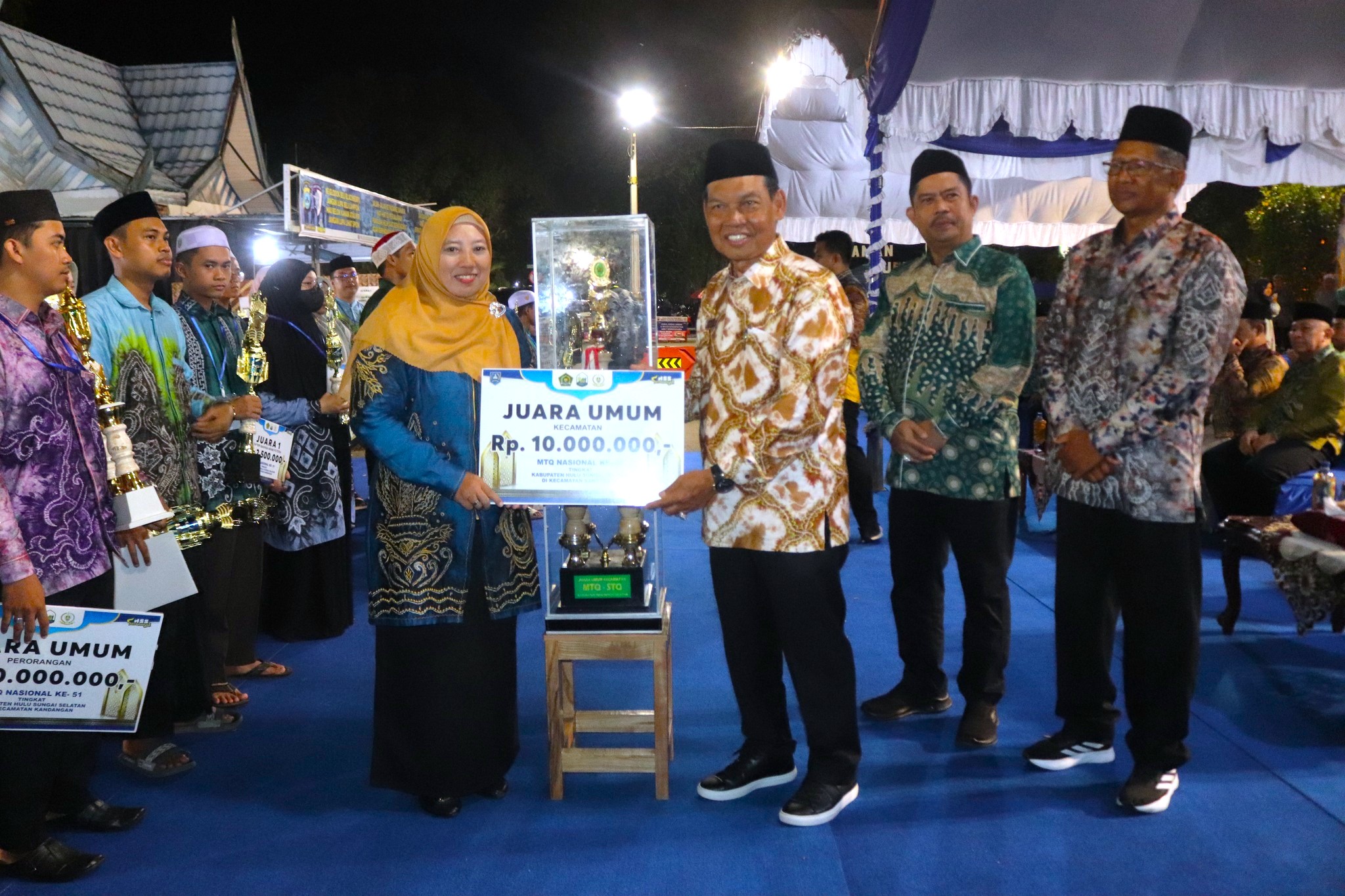 MTQ Ke-51 Kabupaten HSS resmi ditutup di Kandangan. Kecamatan Kandangan sukses jadi tuan rumah sekaligus meraih gelar Juara Umum tahun 2025