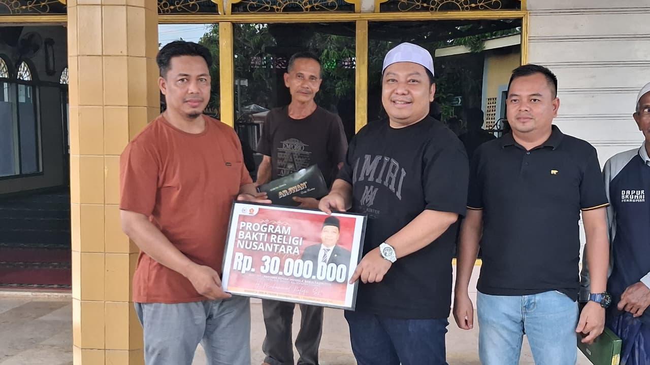 Peduli Rumah Ibadah, Legislator DPR RI HM Rofiqi Bantu Dua Mushola di Martapura Timur