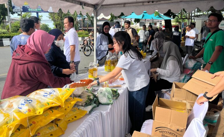Doraemon dan Spongebob Turun Lapangan, Bantu Dit Reskrimsus Polda Kalsel Jualan Beras Murah