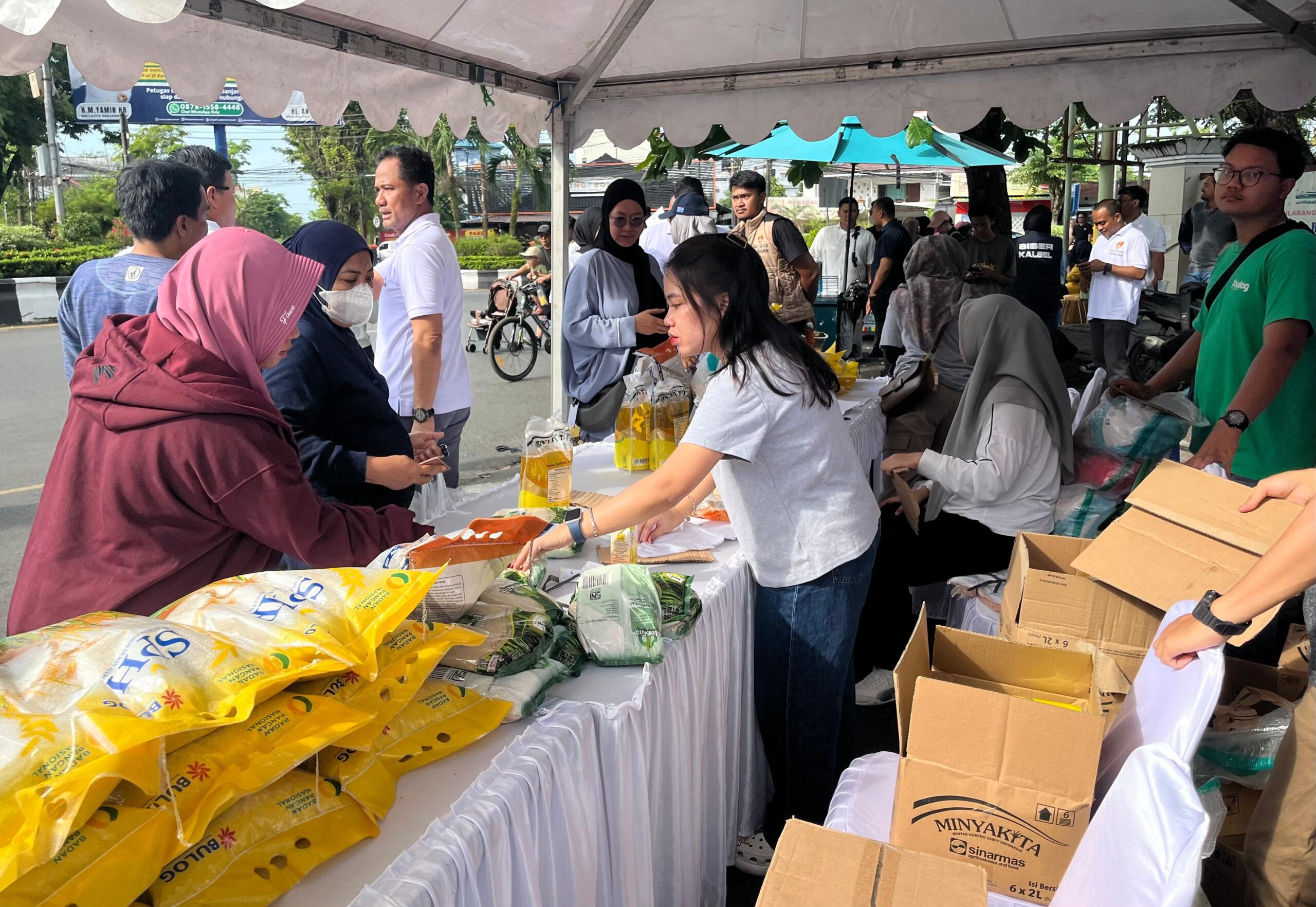 Doraemon dan Spongebob Turun Lapangan, Bantu Dit Reskrimsus Polda Kalsel Jualan Beras Murah