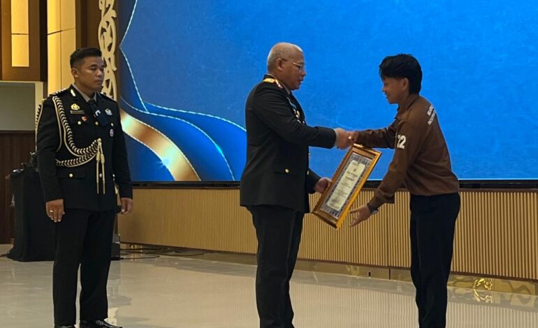 Moment Sumpah Pemuda, Polda Kalsel Beri Penghargaan kepada Mahasiswa ULM yang Berhasil Ciptakan Pupuk Organik