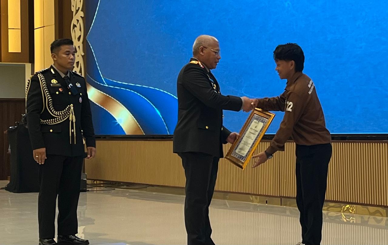 Moment Sumpah Pemuda, Polda Kalsel Beri Penghargaan kepada Mahasiswa ULM yang Berhasil Ciptakan Pupuk Organik