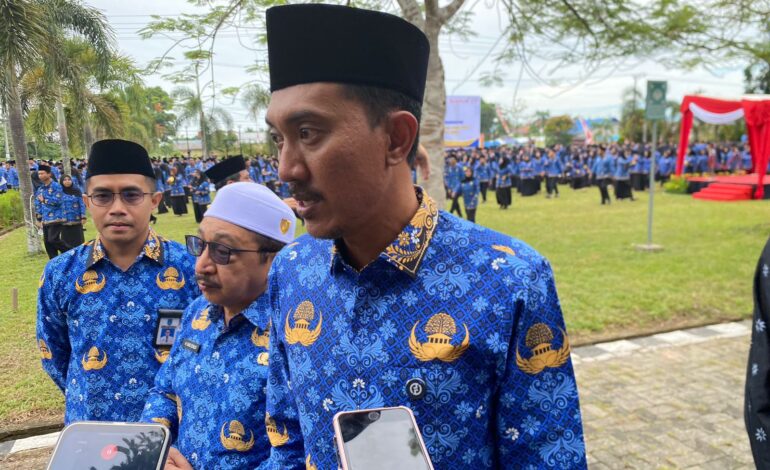 Serahkan SK PPPK Paruh Waktu, Bupati Banjar Sentil Fenomena “Gembok Kantor”