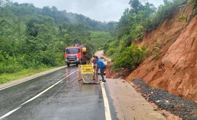 Gerak Cepat Tindaklanjuti Longsor Ruas Jalan Lintas Batulicin – Banjarbaru