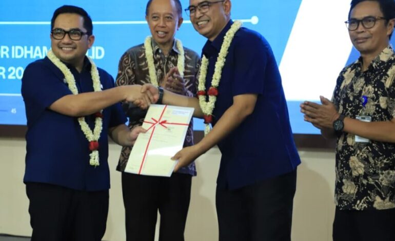 Sertifikat Aset Diserahkan Ketua Komisi II DPR RI kepada Wabup HSU