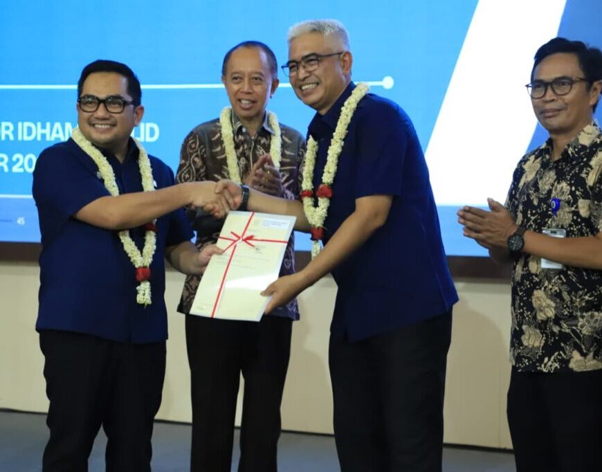 Sertifikat Aset Diserahkan Ketua Komisi II DPR RI kepada Wabup HSU
