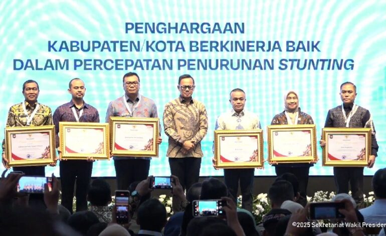 Upaya Menurunkan Angka Stunting, Bupati HSS Terima Penghargaan Nasional di Rakornas 2025