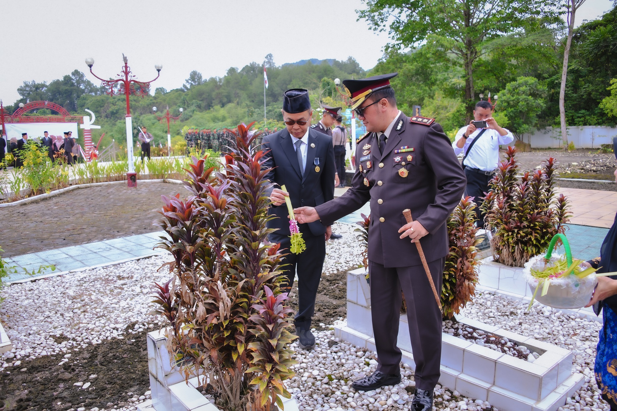 SEKDA HSS HADIRI UPACARA ZIARAH NASIONAL PERINGATAN HARI PAHLAWAN 2025 DI PUSARA BHAKTI BANUA