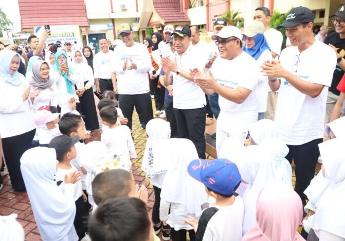 Penuh Semangat Jalan Sehat Hari Anak Sedunia dan Hari Guru Nasional 2025 di HSU