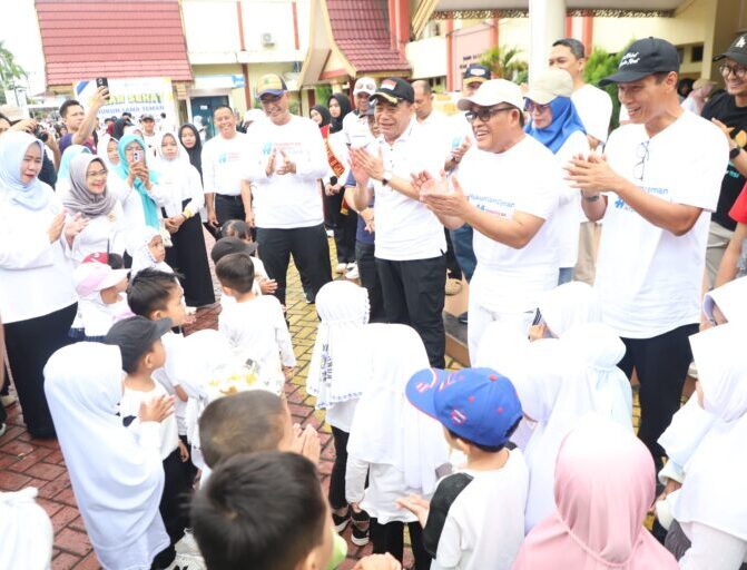 Penuh Semangat Jalan Sehat Hari Anak Sedunia dan Hari Guru Nasional 2025 di HSU