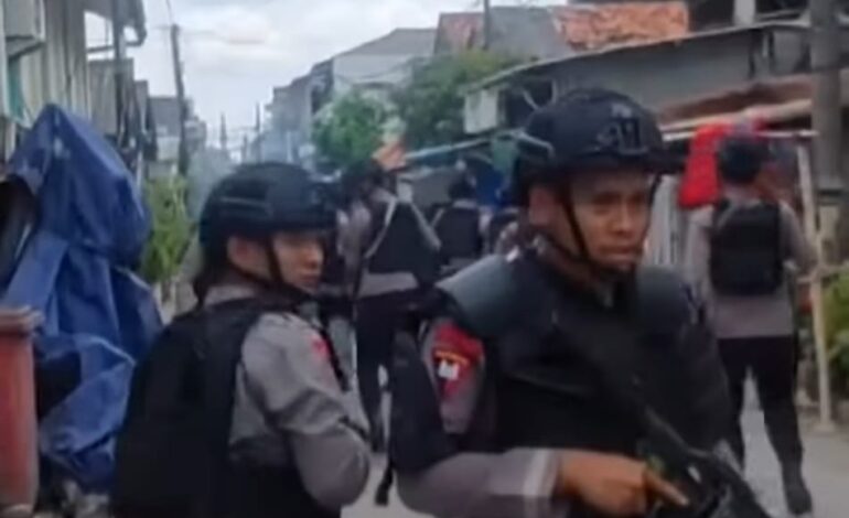 Geger ! Kartel Narkoba Kampung Bahari Lawan Brimob Pakai Samurai dan Petasan