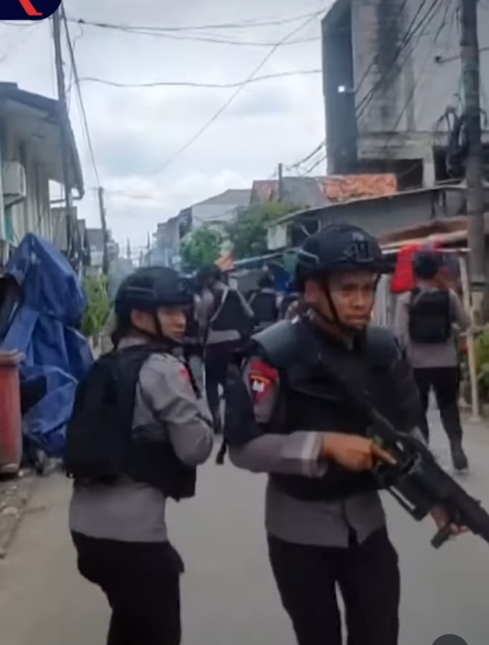 Geger ! Kartel Narkoba Kampung Bahari Lawan Brimob Pakai Samurai dan Petasan