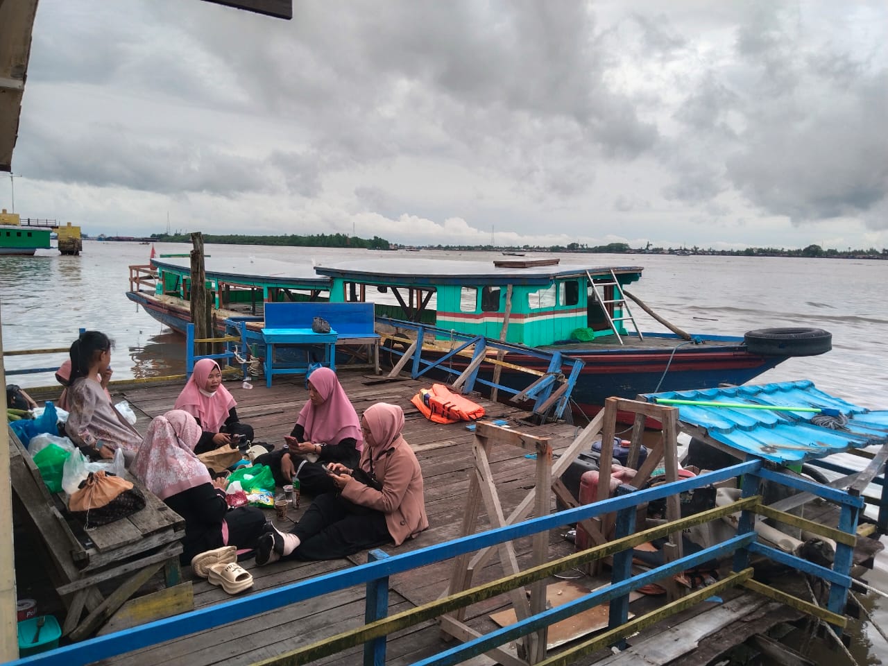 Klotok Ziarah ke Pulau Kembang Oleng Dihantam Gelombang Tugboat, Belasan Penumpang Terjatuh ke Sungai Barito