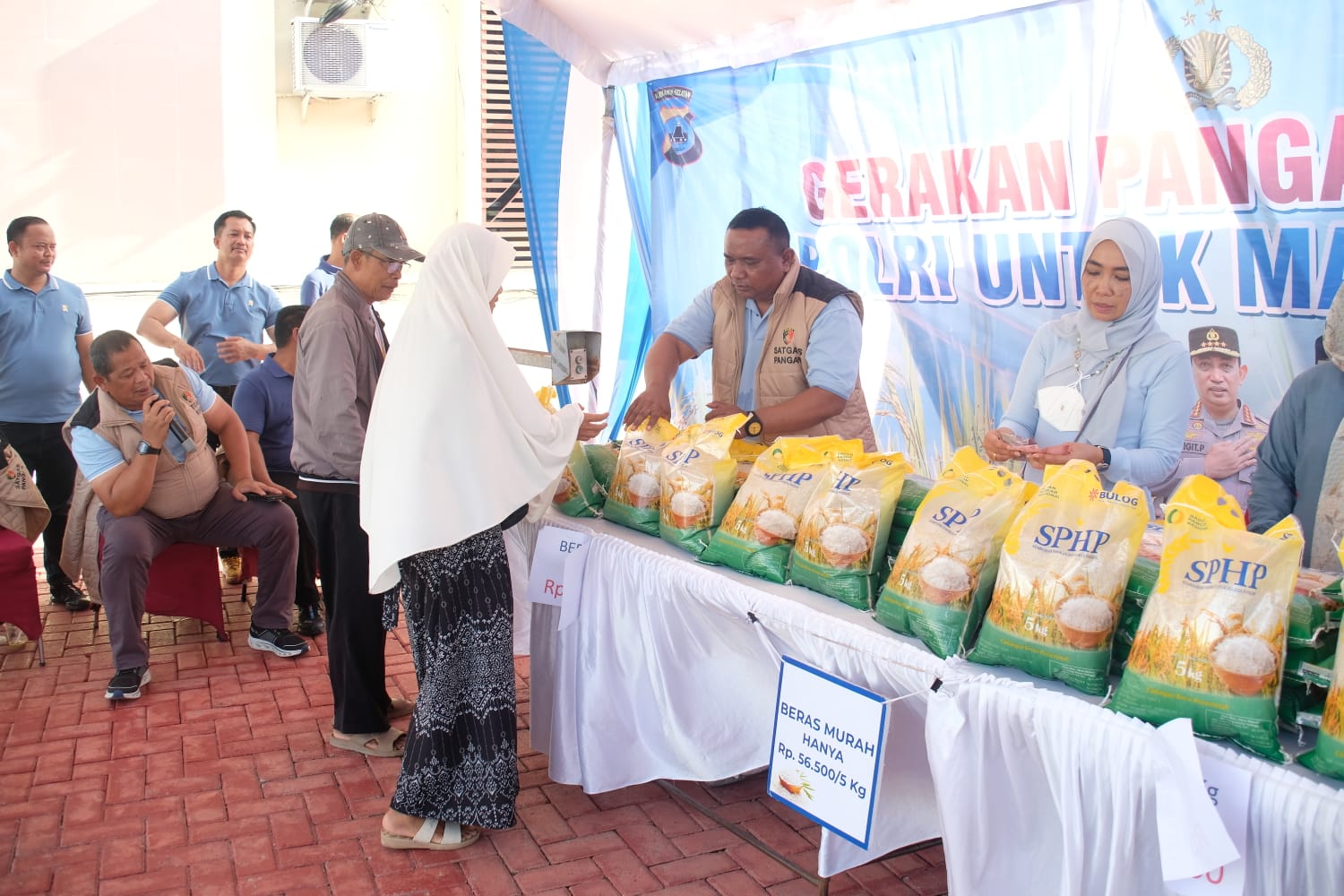 16 Ton Beras di Gelaran Pangan Murah Polda Kalsel Habis Diserbu Warga