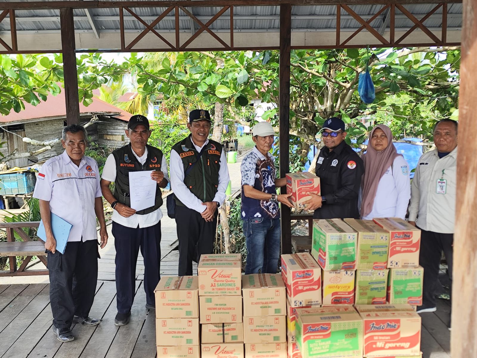 Anggota DPRD Banjar M Saidi dan BPBD Banjar Susuri Sungai Salurkan Bantuan untuk Korban Banjir Rob di Aluh Aluh