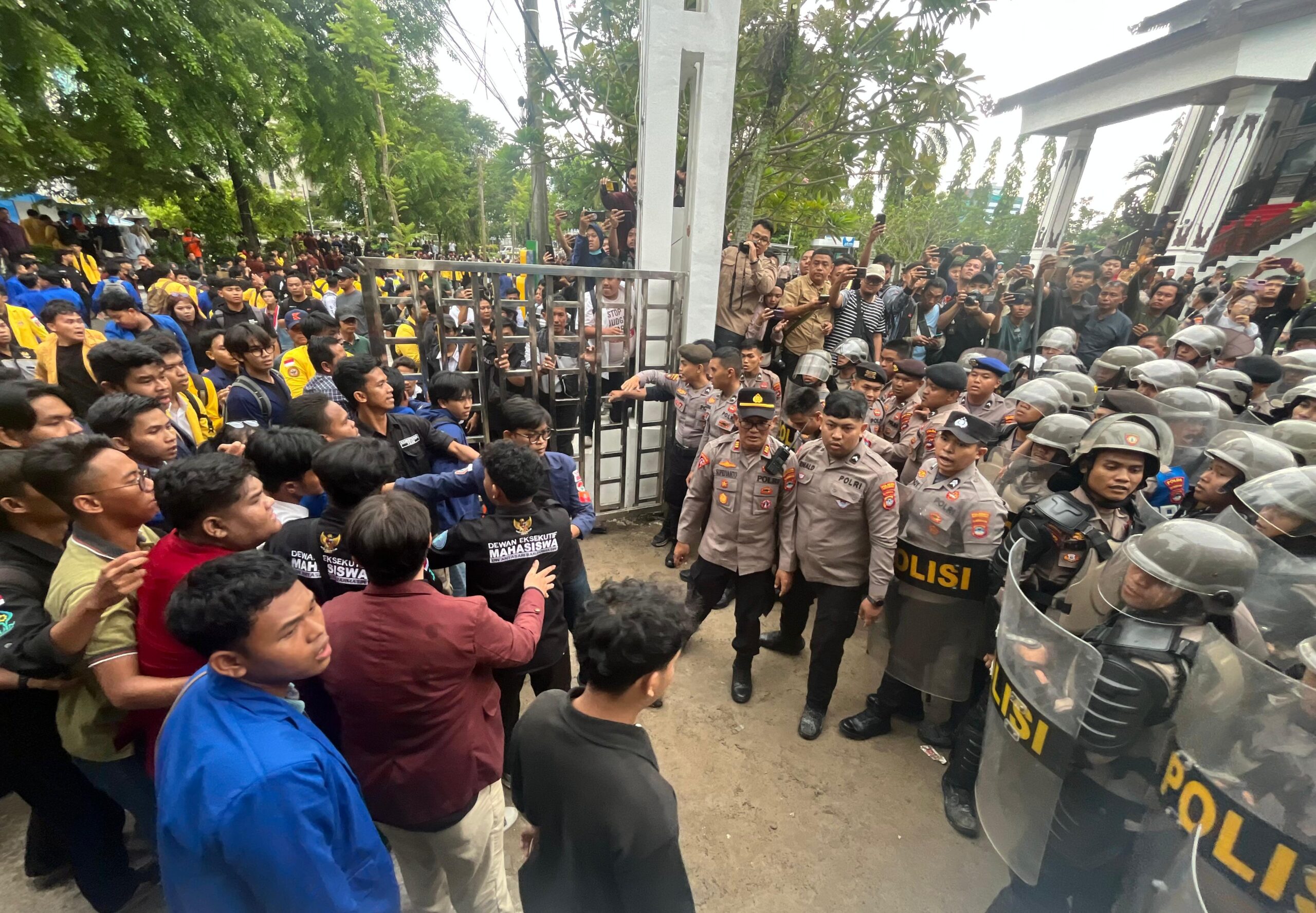 Demo Tolak KUHAP dan Lindungi Masyarakat Adat di DPRD Kalsel, Mahasiswa dan Aparat Bentrok