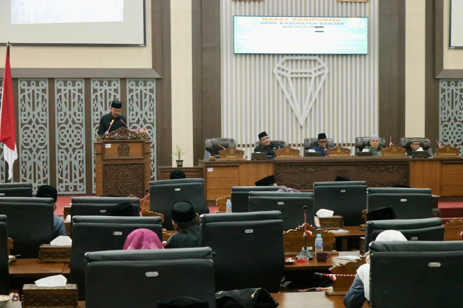 DPRD Banjar Gelar Paripurna, Bupati Saidi Mansyur Jawab Empat Raperda Strategis