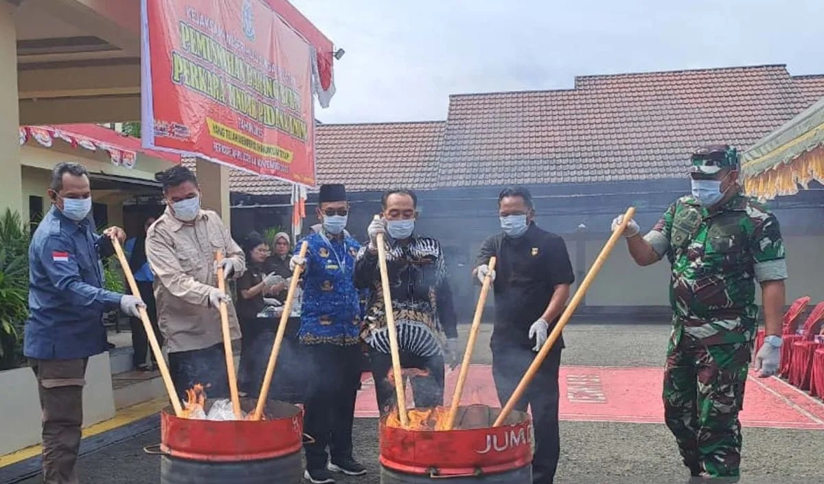 Kejari HSS Musnahkan 208 Barang Bukti, Termasuk 186 Gram Sabu dan Obat Terlarang