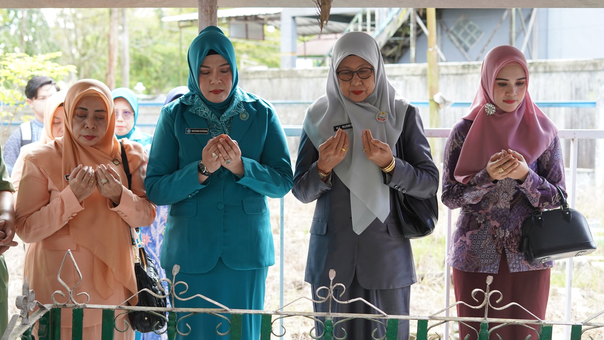 Peringati Hari Ibu ke-97, TP PKK dan DWP HSS Ziarah serta Anjangsana Tokoh Perempuan Berjasa