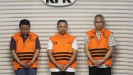 Gubernur Riau Abdul Wahid dan kawan-kawan mengenakan rompi tahanan KPK (Foto: Dok kakinews.id)