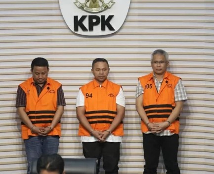 Gubernur Riau Abdul Wahid dan kawan-kawan mengenakan rompi tahanan KPK (Foto: Dok kakinews.id)