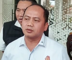 Kasi Datun Kejari HSU, Tri Taruna, ditetapkan tersangka terkait dugaan penyalahgunaan bantuan. OTT KPK sempat nyaris membahayakan penyidik