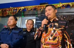 Pengambilalihan kasus jaksa dari KPK ke Kejagung disorot ICW. Dinilai rawan konflik kepentingan dan berpotensi menghambat pengungkapan korupsi.