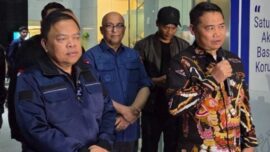 De Jure mengkritik keputusan KPK menyerahkan OTT jaksa ke Kejagung. Dinilai bertentangan dengan Putusan MK dan berisiko konflik kepentingan.