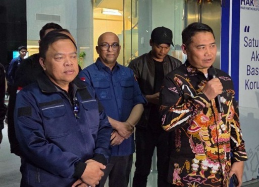 De Jure mengkritik keputusan KPK menyerahkan OTT jaksa ke Kejagung. Dinilai bertentangan dengan Putusan MK dan berisiko konflik kepentingan.