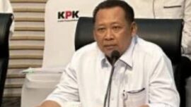 KPK bantah intervensi Kejaksaan Agung dalam OTT jaksa di Banten dan Hulu Sungai Utara. Koordinasi kedua institusi ditegaskan, tapi publik tetap soroti transparansi dan independensi penyidikan