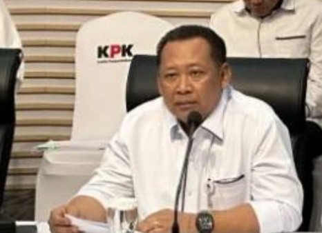 KPK bantah intervensi Kejaksaan Agung dalam OTT jaksa di Banten dan Hulu Sungai Utara. Koordinasi kedua institusi ditegaskan, tapi publik tetap soroti transparansi dan independensi penyidikan