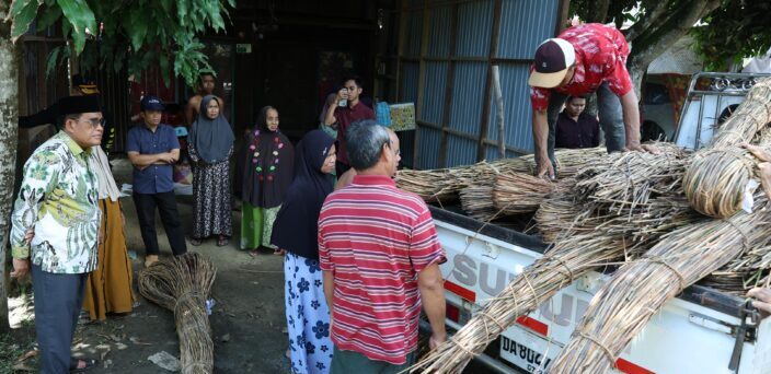 Perajin Lukah Desa Penawaran Amuntai Utara jadi Perhatian Bupati