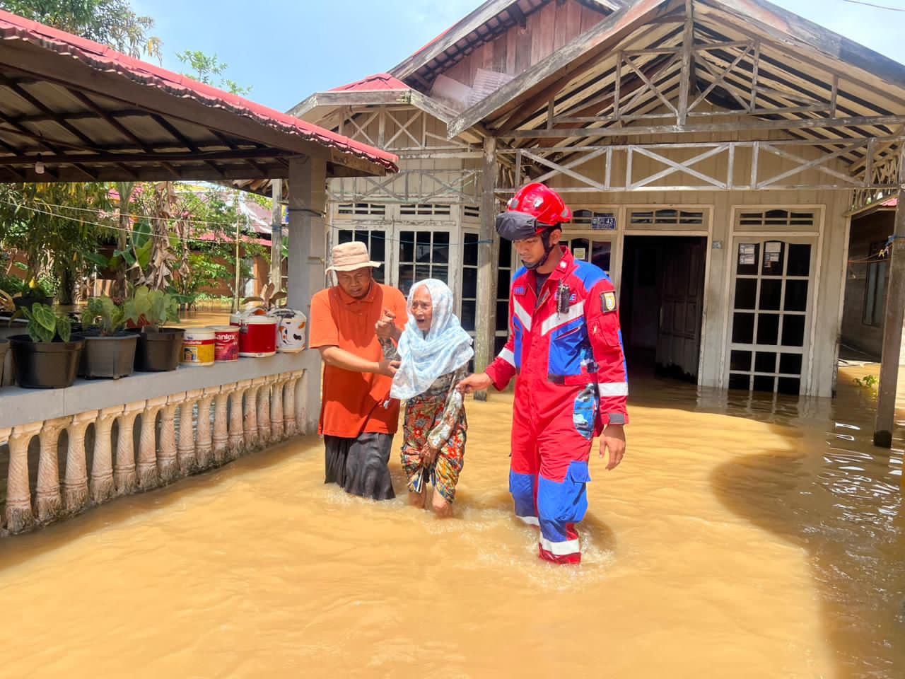 DPKP Banjar Evakuasi Anak dan Lansia Terjebak Banjir di Desa Dalam Pagar
