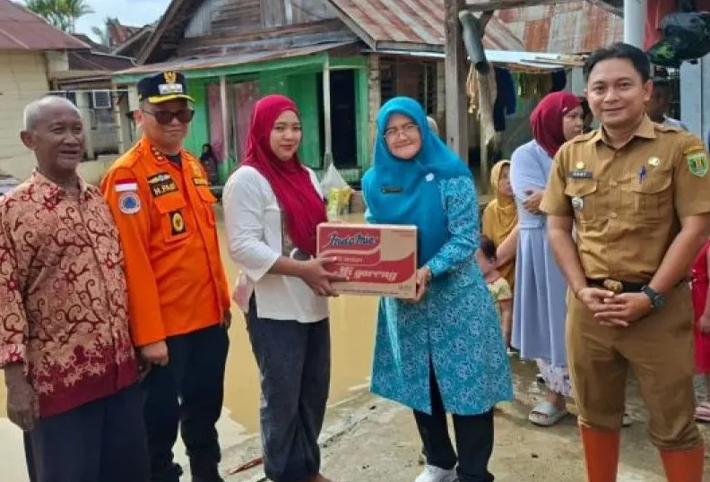 Warga Desa Kapar Terdampak Banjir Terima Bantuan