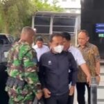 Petugas KPK di Gedung Merah Putih Jakarta terkait penyerahan jaksa yang kabur saat OTT KPK Hulu Sungai Utara